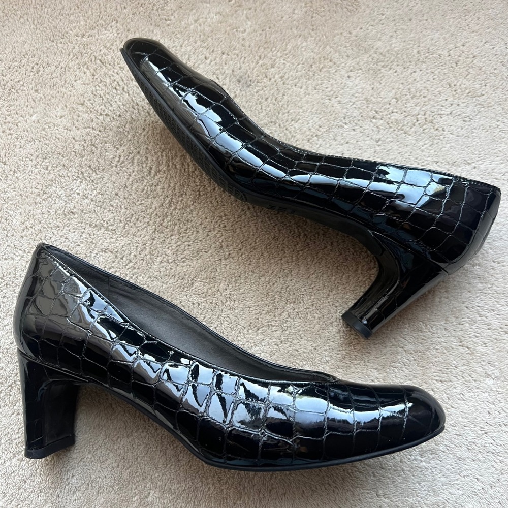 Stuart Weitzman Women 4M Black Croc Embossed Patent Leather Block Heel Pumps